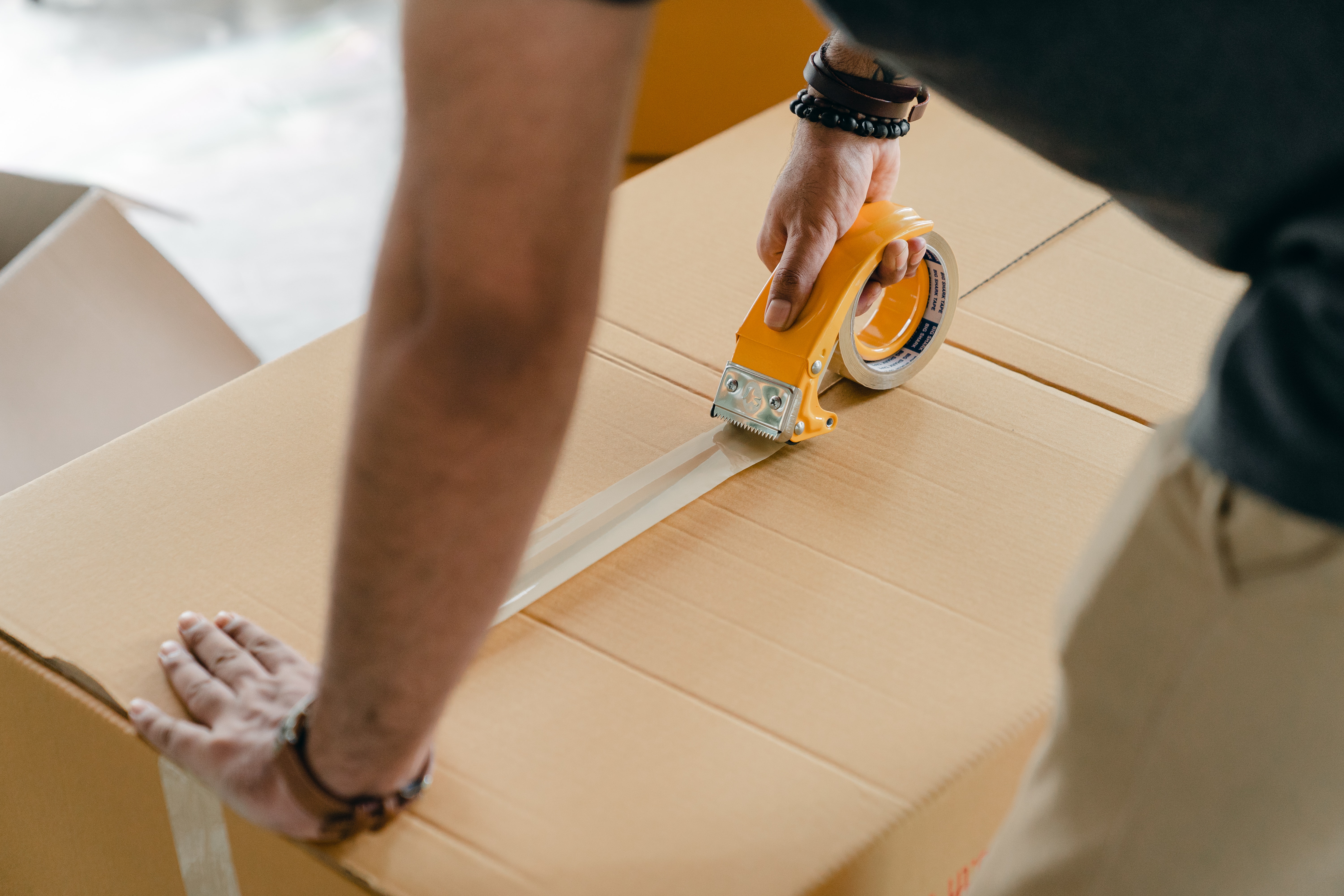 WHY SHOULD YOU USE A PROFESSIONAL COURIER SERVICE?
